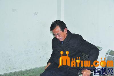 重症病房外,小李的爷爷老泪纵横