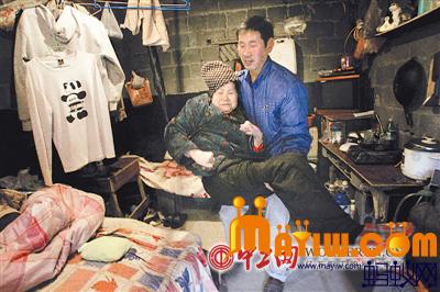 谭学军抱母
