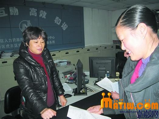 苏州当地村民在浒墅关镇劳动保障事务所服务窗口咨询社保政策