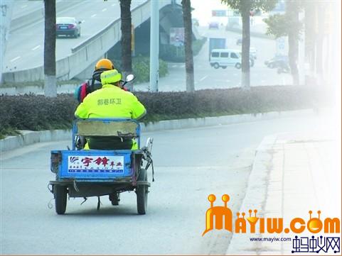 环卫工怀着悲痛坚守岗位
