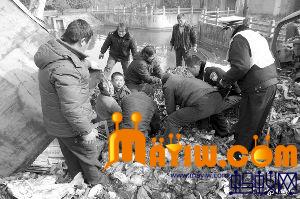 事发后,当地村民和民警联手救人
