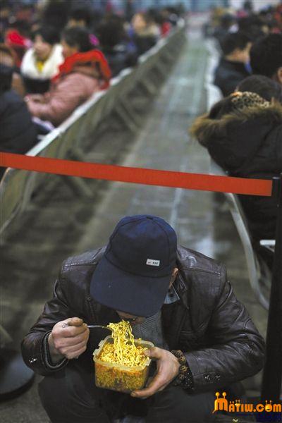 农民工吃着泡面