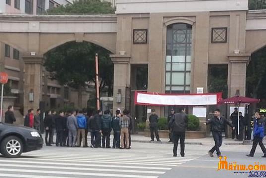 新赶到的便衣与制服保安对峙