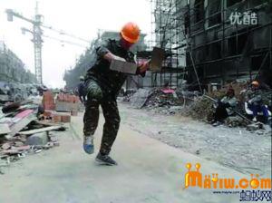 工人李明工地挑鬼步舞