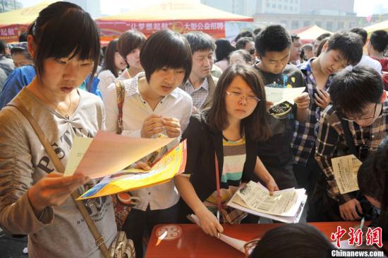 在山西太原举行的青年节专场招聘会上，应届大学毕业生积极求职