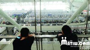 2个求职者在国展中心二楼,望着楼下的求职大军
